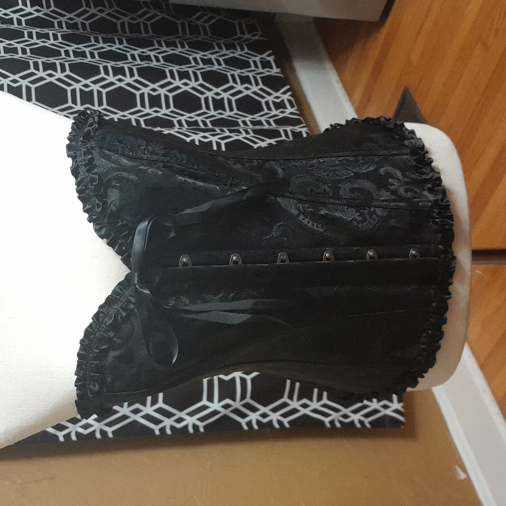 Black ruffled top jacquard corset